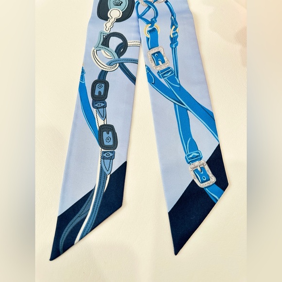 HERMES BLUE SILK TWILLY. NEW IN BOX. - Picture 7 of 15